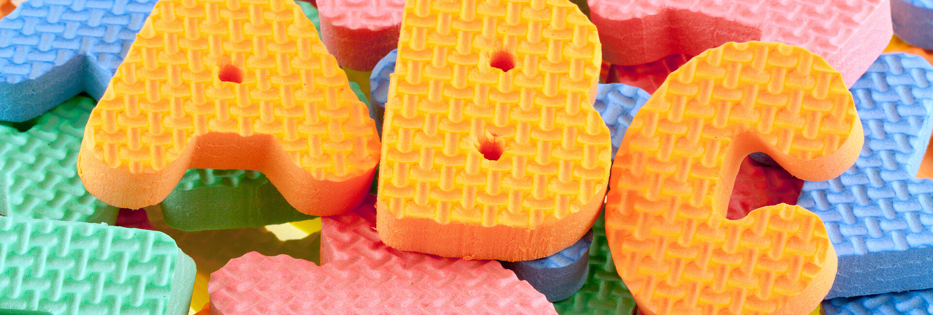 Verschiedene Bunte Buchstaben aus Moosgummi